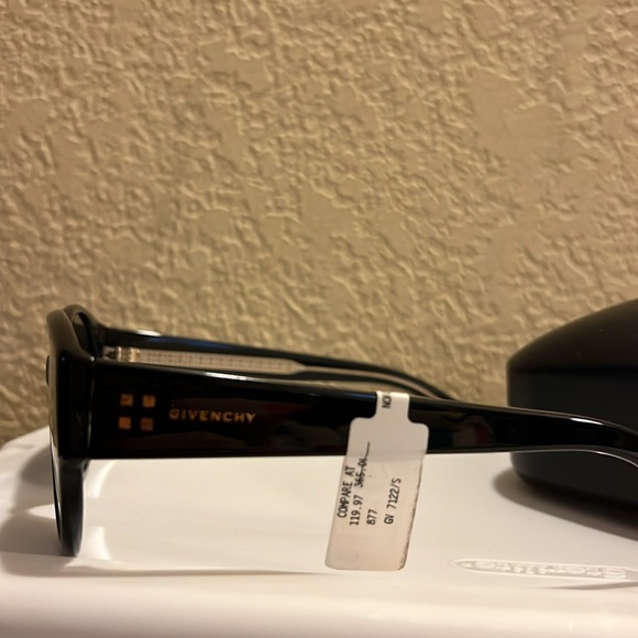 Givenchy S7122 black sunglasses - Picture 2 of 5